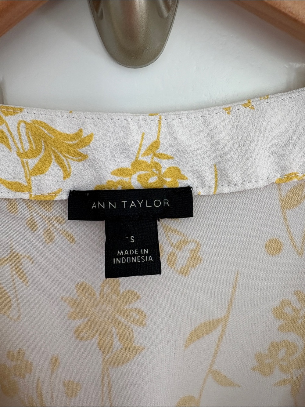 Ann Taylor S White Sleeveless V-Neck Camisole with Yellow Floral Print - Picture 2 of 7